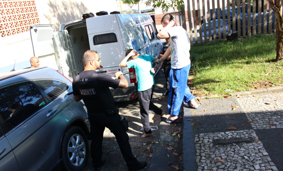 Cinquenta e cinco detentos que estavam na carceragem da cadeia pública de Rio Branco do Sul foram transferidos nesta segunda-feira (01) para a Casa de Custódia de Piraquara