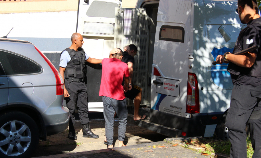 Cinquenta e cinco detentos que estavam na carceragem da cadeia pública de Rio Branco do Sul foram transferidos nesta segunda-feira (01) para a Casa de Custódia de Piraquara