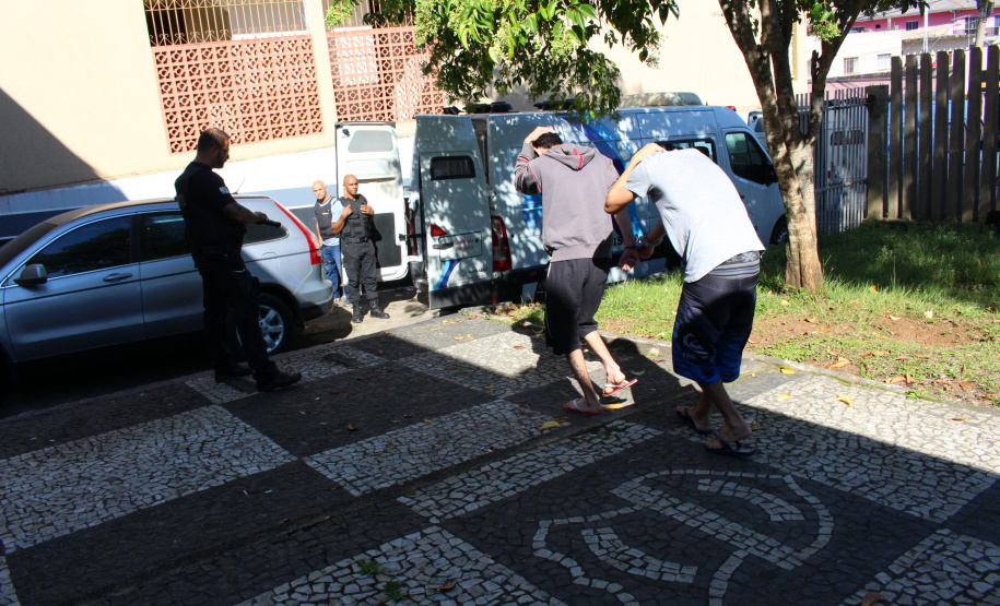 Cinquenta e cinco detentos que estavam na carceragem da cadeia pública de Rio Branco do Sul foram transferidos nesta segunda-feira (01) para a Casa de Custódia de Piraquara