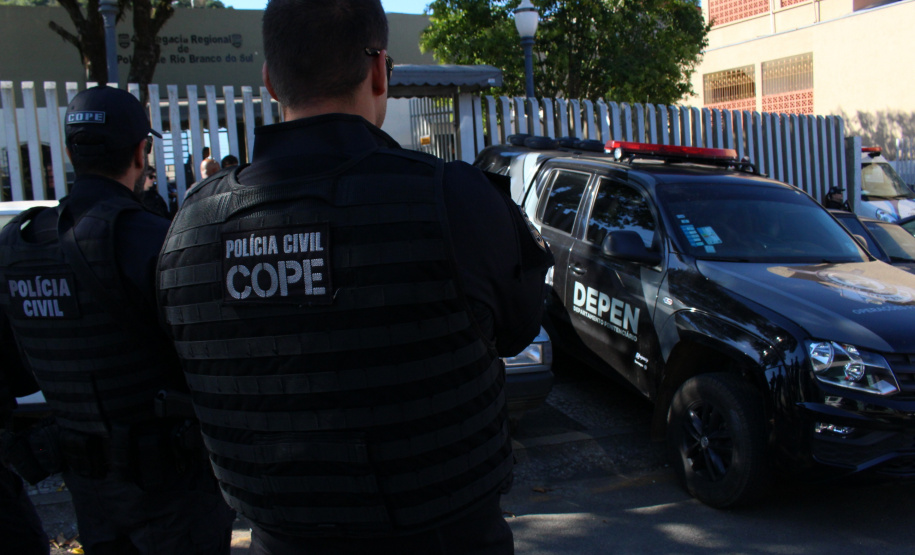 Cinquenta e cinco detentos que estavam na carceragem da cadeia pública de Rio Branco do Sul foram transferidos nesta segunda-feira (01) para a Casa de Custódia de Piraquara