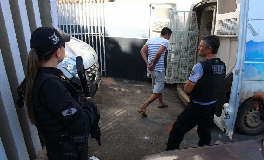 Cinquenta e cinco detentos que estavam na carceragem da cadeia pública de Rio Branco do Sul foram transferidos nesta segunda-feira (01) para a Casa de Custódia de Piraquara
