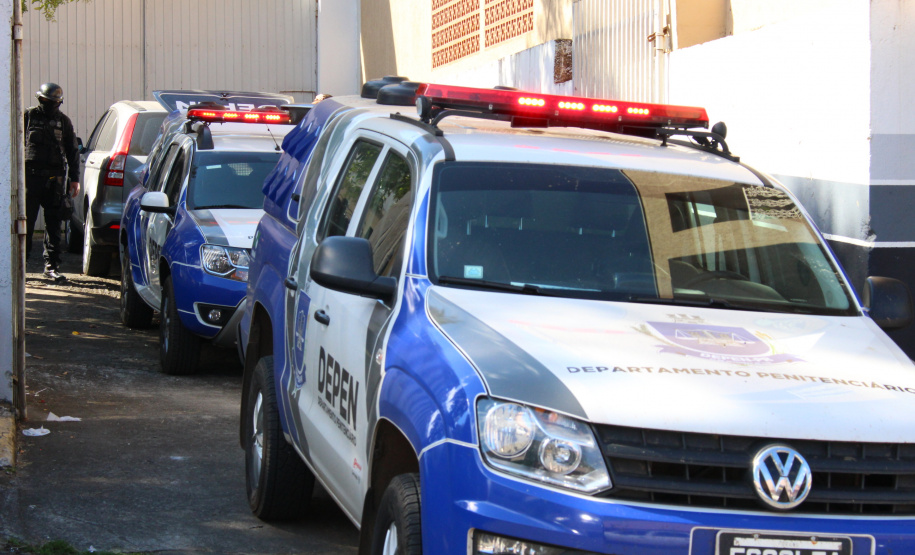 Cinquenta e cinco detentos que estavam na carceragem da cadeia pública de Rio Branco do Sul foram transferidos nesta segunda-feira (01) para a Casa de Custódia de Piraquara