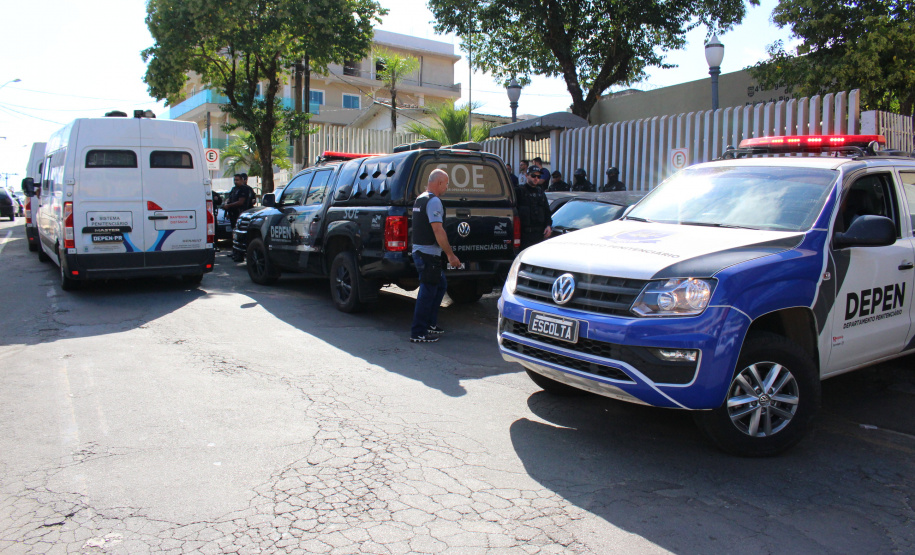 Cinquenta e cinco detentos que estavam na carceragem da cadeia pública de Rio Branco do Sul foram transferidos nesta segunda-feira (01) para a Casa de Custódia de Piraquara