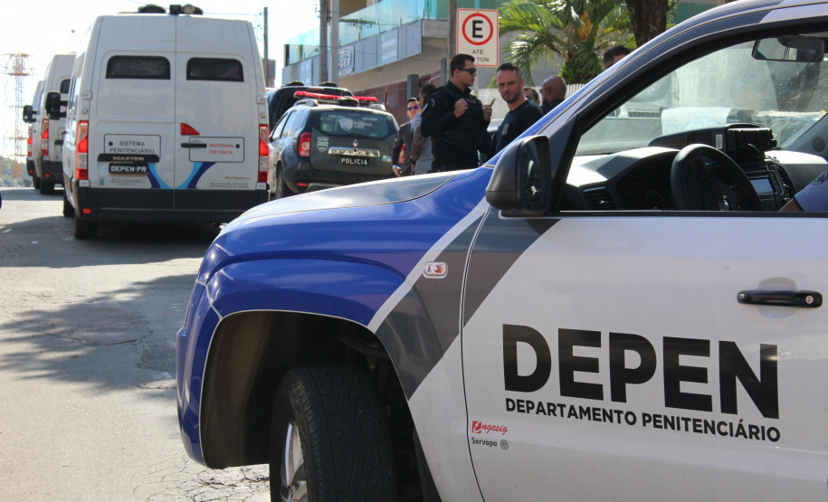 Cinquenta e cinco detentos que estavam na carceragem da cadeia pública de Rio Branco do Sul foram transferidos nesta segunda-feira (01) para a Casa de Custódia de Piraquara