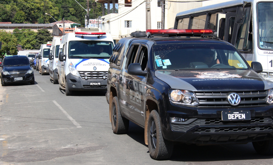Cinquenta e cinco detentos que estavam na carceragem da cadeia pública de Rio Branco do Sul foram transferidos nesta segunda-feira (01) para a Casa de Custódia de Piraquara