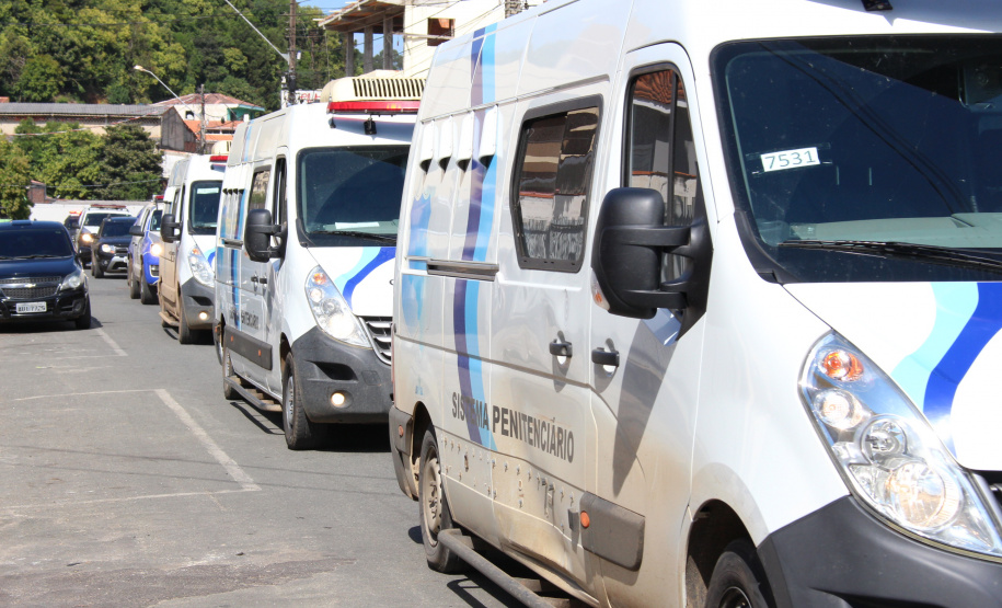 Cinquenta e cinco detentos que estavam na carceragem da cadeia pública de Rio Branco do Sul foram transferidos nesta segunda-feira (01) para a Casa de Custódia de Piraquara