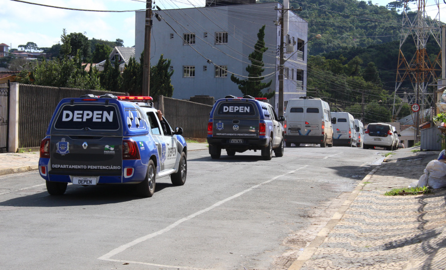 Cinquenta e cinco detentos que estavam na carceragem da cadeia pública de Rio Branco do Sul foram transferidos nesta segunda-feira (01) para a Casa de Custódia de Piraquara