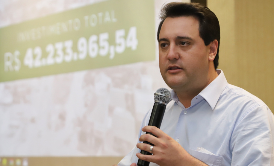 O governador Carlos Massa Ratinho Junior inaugura a obra de pavimentação da estrada rural Nova Tirol e autoriza obras de pavimentação de ruas de Piraquara. Foto: José Fernando Ogura/ANPr