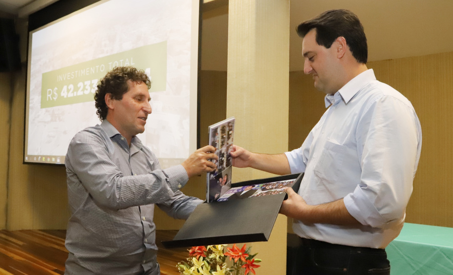 O governador Carlos Massa Ratinho Junior inaugura a obra de pavimentação da estrada rural Nova Tirol e autoriza obras de pavimentação de ruas de Piraquara. Foto: José Fernando Ogura/ANPr