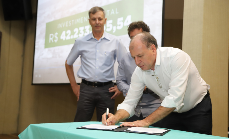 O governador Carlos Massa Ratinho Junior inaugura a obra de pavimentação da estrada rural Nova Tirol e autoriza obras de pavimentação de ruas de Piraquara. Foto: José Fernando Ogura/ANPr