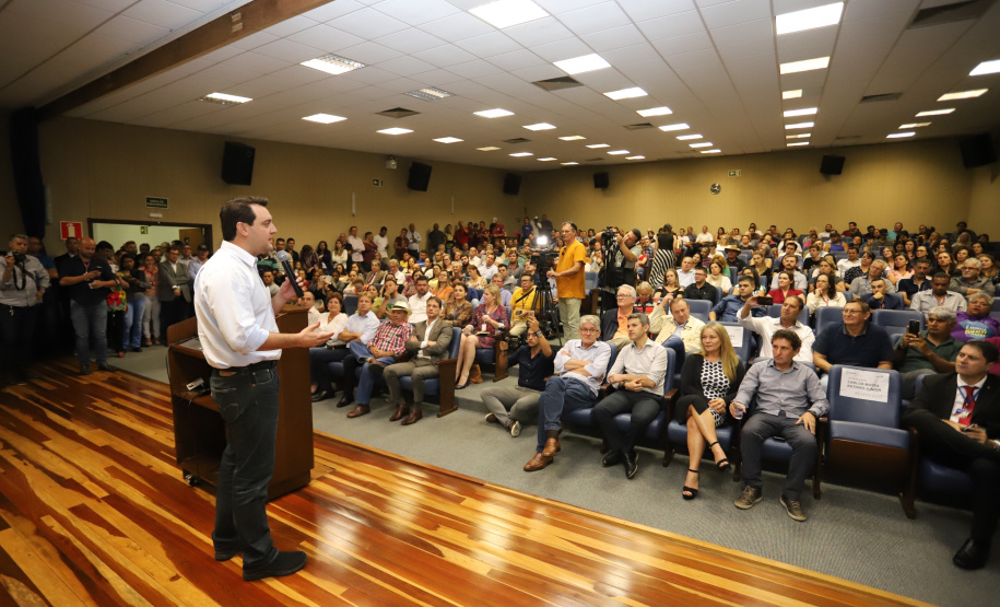 O governador Carlos Massa Ratinho Junior inaugura a obra de pavimentação da estrada rural Nova Tirol e autoriza obras de pavimentação de ruas de Piraquara. Foto: José Fernando Ogura/ANPr