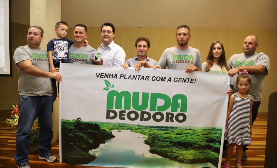 O governador Carlos Massa Ratinho Junior inaugura a obra de pavimentação da estrada rural Nova Tirol e autoriza obras de pavimentação de ruas de Piraquara. Foto: José Fernando Ogura/ANPr