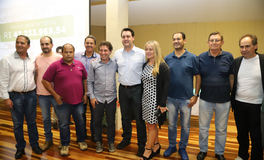 O governador Carlos Massa Ratinho Junior inaugura a obra de pavimentação da estrada rural Nova Tirol e autoriza obras de pavimentação de ruas de Piraquara. Foto: José Fernando Ogura/ANPr
