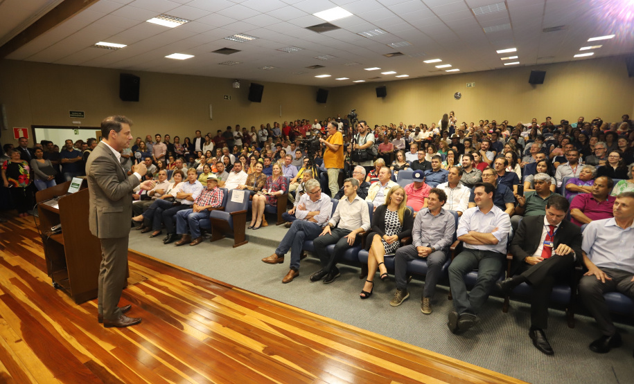 O governador Carlos Massa Ratinho Junior inaugura a obra de pavimentação da estrada rural Nova Tirol e autoriza obras de pavimentação de ruas de Piraquara. Foto: José Fernando Ogura/ANPr