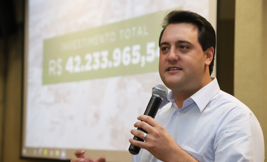 O governador Carlos Massa Ratinho Junior inaugura a obra de pavimentação da estrada rural Nova Tirol e autoriza obras de pavimentação de ruas de Piraquara. Foto: José Fernando Ogura/ANPr