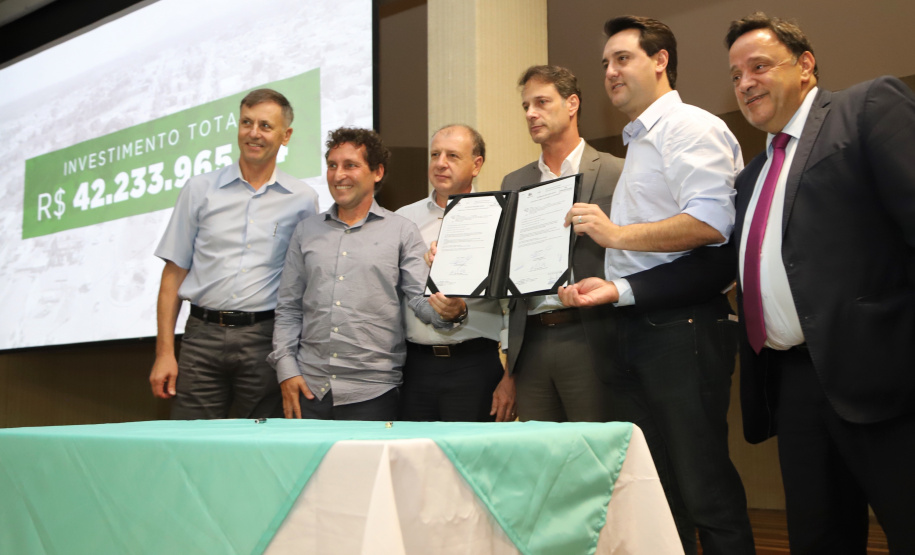 O governador Carlos Massa Ratinho Junior inaugura a obra de pavimentação da estrada rural Nova Tirol e autoriza obras de pavimentação de ruas de Piraquara. Foto: José Fernando Ogura/ANPr