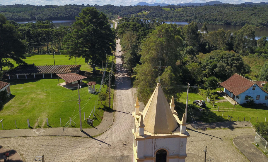 O governador Carlos Massa Ratinho Junior inaugura a obra de pavimentação da estrada rural Nova Tirol e autoriza obras de pavimentação de ruas de Piraquara. Foto: José Fernando Ogura/ANPr