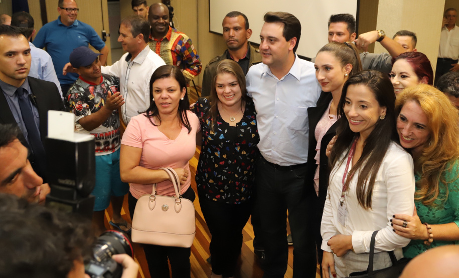 O governador Carlos Massa Ratinho Junior inaugura a obra de pavimentação da estrada rural Nova Tirol e autoriza obras de pavimentação de ruas de Piraquara. Foto: José Fernando Ogura/ANPr