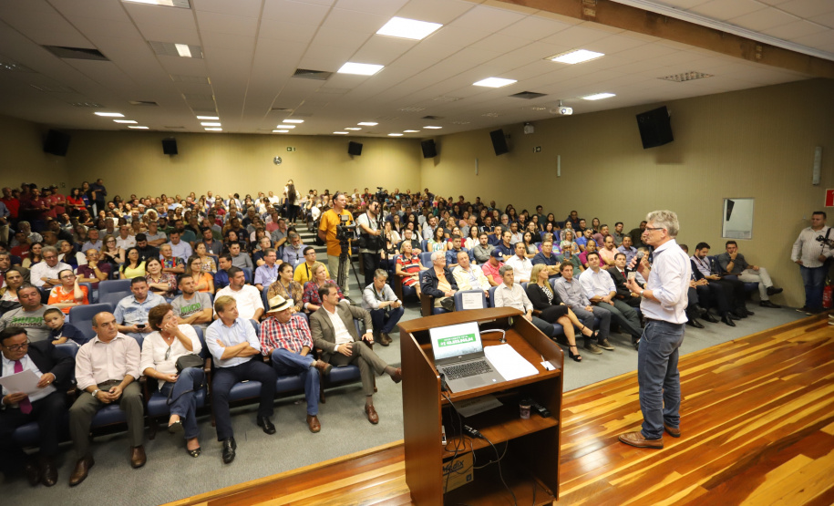 O governador Carlos Massa Ratinho Junior inaugura a obra de pavimentação da estrada rural Nova Tirol e autoriza obras de pavimentação de ruas de Piraquara. Foto: José Fernando Ogura/ANPr