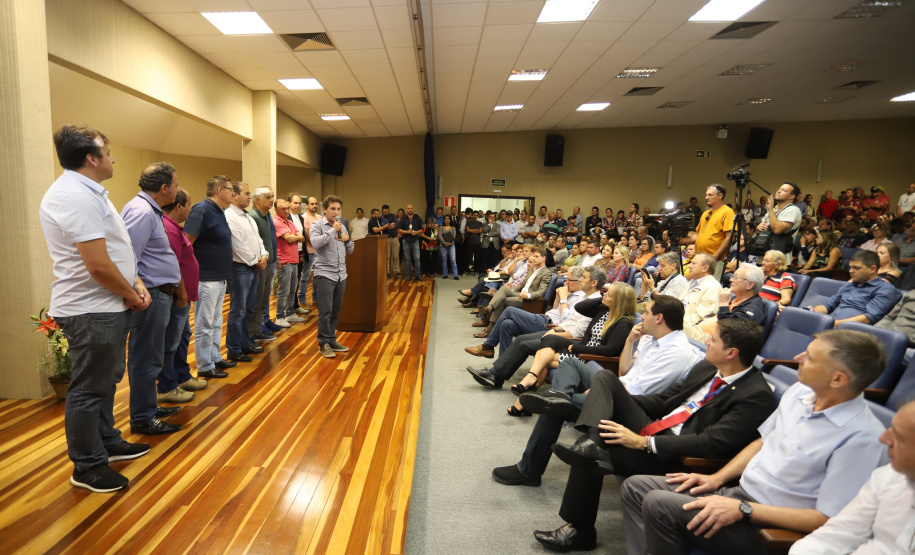 O governador Carlos Massa Ratinho Junior inaugura a obra de pavimentação da estrada rural Nova Tirol e autoriza obras de pavimentação de ruas de Piraquara. Foto: José Fernando Ogura/ANPr