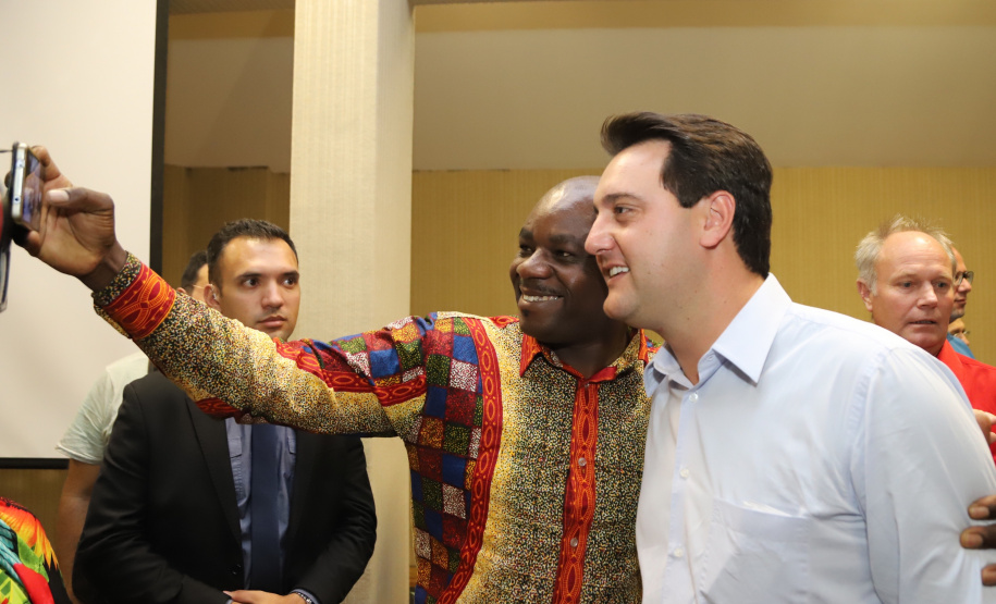 O governador Carlos Massa Ratinho Junior inaugura a obra de pavimentação da estrada rural Nova Tirol e autoriza obras de pavimentação de ruas de Piraquara. Foto: José Fernando Ogura/ANPr