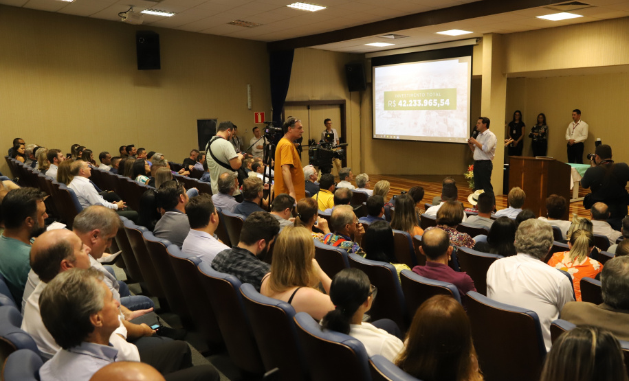 O governador Carlos Massa Ratinho Junior inaugura a obra de pavimentação da estrada rural Nova Tirol e autoriza obras de pavimentação de ruas de Piraquara. Foto: José Fernando Ogura/ANPr