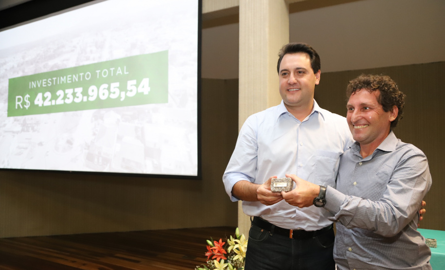 O governador Carlos Massa Ratinho Junior inaugura a obra de pavimentação da estrada rural Nova Tirol e autoriza obras de pavimentação de ruas de Piraquara. Foto: José Fernando Ogura/ANPr