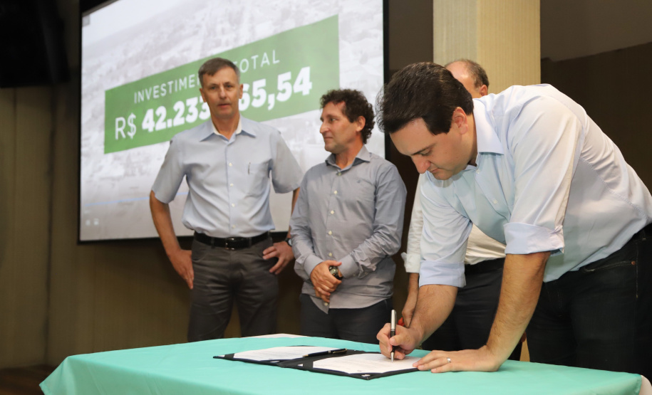 O governador Carlos Massa Ratinho Junior inaugura a obra de pavimentação da estrada rural Nova Tirol e autoriza obras de pavimentação de ruas de Piraquara. Foto: José Fernando Ogura/ANPr