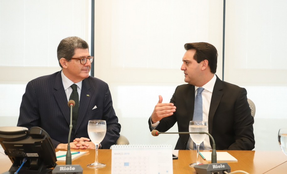 O governador Carlos Massa Ratinho Junior se reuniu nesta terça-feira (2) com o presidente do Banco Nacional do Desenvolvimento Econômico e Social (BNDES), Joaquim Levy, para buscar o apoio do banco a projetos desenvolvidos no Paraná. No encontro, no Rio de Janeiro, foram discutidos oportunidades de financiamentos para as áreas de infraestrutura, agronegócio, turismo e linhas de crédito para empreendedores. - Rio de Janeiro, 02/04/2019. Foto: Rodrigo Felix Leal/ANPr