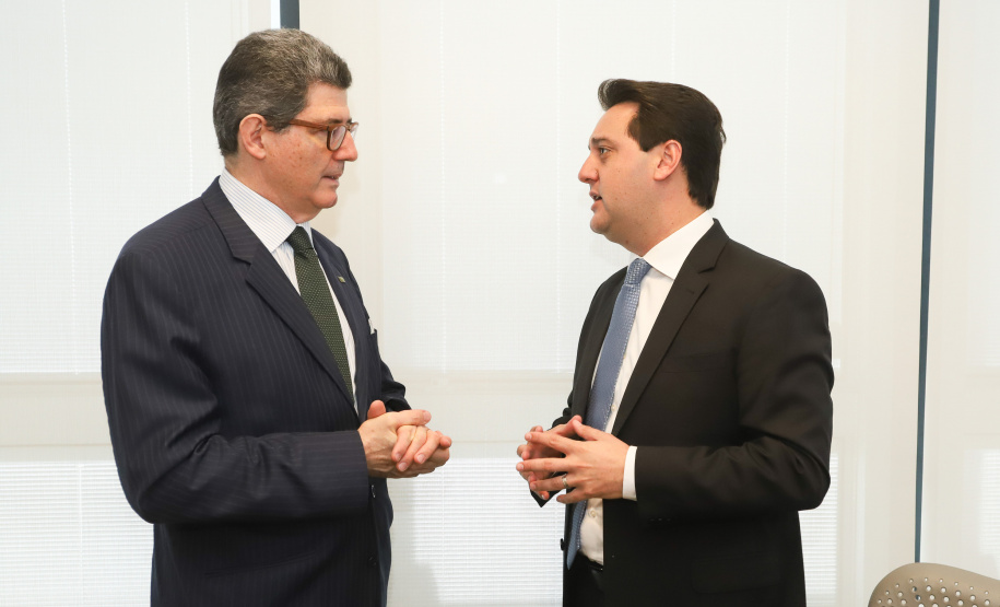 O governador Carlos Massa Ratinho Junior se reuniu nesta terça-feira (2) com o presidente do Banco Nacional do Desenvolvimento Econômico e Social (BNDES), Joaquim Levy, para buscar o apoio do banco a projetos desenvolvidos no Paraná. No encontro, no Rio de Janeiro, foram discutidos oportunidades de financiamentos para as áreas de infraestrutura, agronegócio, turismo e linhas de crédito para empreendedores. - Rio de Janeiro, 02/04/2019. Foto: Rodrigo Felix Leal/ANPr