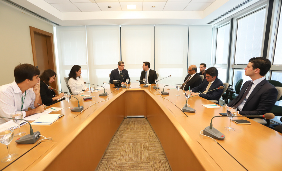 O governador Carlos Massa Ratinho Junior se reuniu nesta terça-feira (2) com o presidente do Banco Nacional do Desenvolvimento Econômico e Social (BNDES), Joaquim Levy, para buscar o apoio do banco a projetos desenvolvidos no Paraná. No encontro, no Rio de Janeiro, foram discutidos oportunidades de financiamentos para as áreas de infraestrutura, agronegócio, turismo e linhas de crédito para empreendedores. - Rio de Janeiro, 02/04/2019. Foto: Rodrigo Felix Leal/ANPr