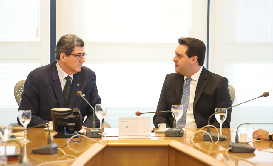 O governador Carlos Massa Ratinho Junior se reuniu nesta terça-feira (2) com o presidente do Banco Nacional do Desenvolvimento Econômico e Social (BNDES), Joaquim Levy, para buscar o apoio do banco a projetos desenvolvidos no Paraná. No encontro, no Rio de Janeiro, foram discutidos oportunidades de financiamentos para as áreas de infraestrutura, agronegócio, turismo e linhas de crédito para empreendedores. - Rio de Janeiro, 02/04/2019. Foto: Rodrigo Felix Leal/ANPr