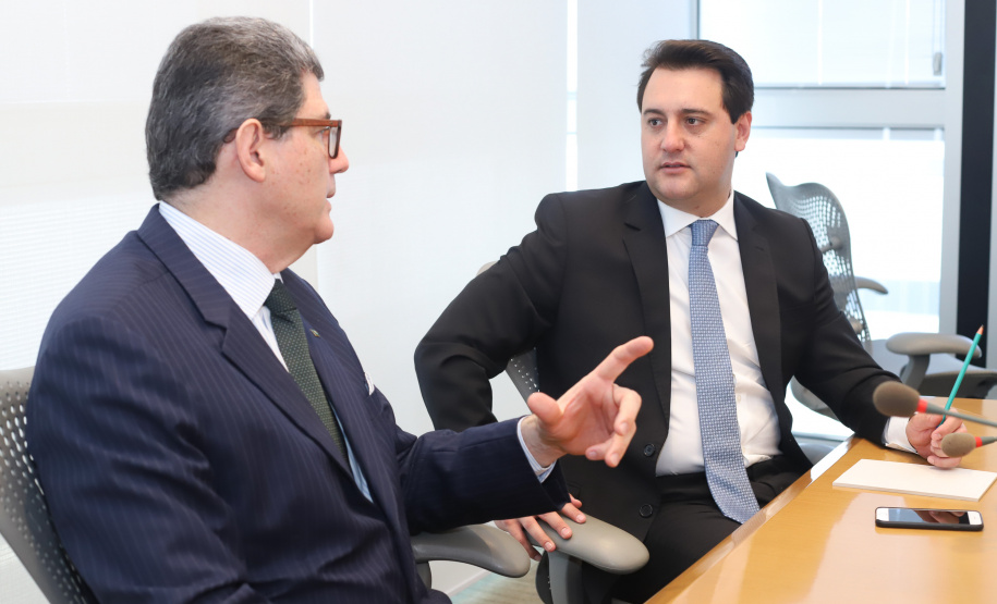 O governador Carlos Massa Ratinho Junior se reuniu nesta terça-feira (2) com o presidente do Banco Nacional do Desenvolvimento Econômico e Social (BNDES), Joaquim Levy, para buscar o apoio do banco a projetos desenvolvidos no Paraná. No encontro, no Rio de Janeiro, foram discutidos oportunidades de financiamentos para as áreas de infraestrutura, agronegócio, turismo e linhas de crédito para empreendedores. - Rio de Janeiro, 02/04/2019. Foto: Rodrigo Felix Leal/ANPr
