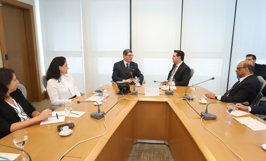 O governador Carlos Massa Ratinho Junior se reuniu nesta terça-feira (2) com o presidente do Banco Nacional do Desenvolvimento Econômico e Social (BNDES), Joaquim Levy, para buscar o apoio do banco a projetos desenvolvidos no Paraná. No encontro, no Rio de Janeiro, foram discutidos oportunidades de financiamentos para as áreas de infraestrutura, agronegócio, turismo e linhas de crédito para empreendedores. - Rio de Janeiro, 02/04/2019. Foto: Rodrigo Felix Leal/ANPr