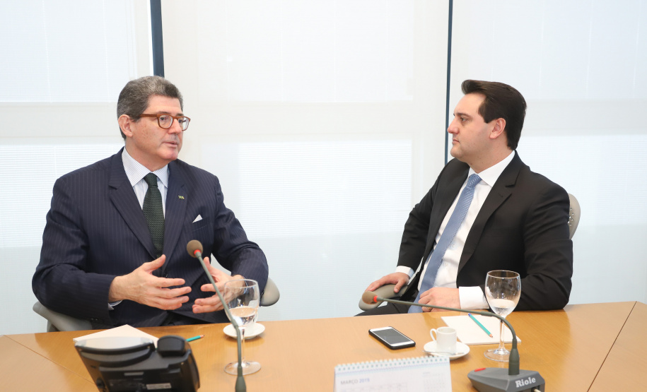 O governador Carlos Massa Ratinho Junior se reuniu nesta terça-feira (2) com o presidente do Banco Nacional do Desenvolvimento Econômico e Social (BNDES), Joaquim Levy, para buscar o apoio do banco a projetos desenvolvidos no Paraná. No encontro, no Rio de Janeiro, foram discutidos oportunidades de financiamentos para as áreas de infraestrutura, agronegócio, turismo e linhas de crédito para empreendedores. - Rio de Janeiro, 02/04/2019. Foto: Rodrigo Felix Leal/ANPr