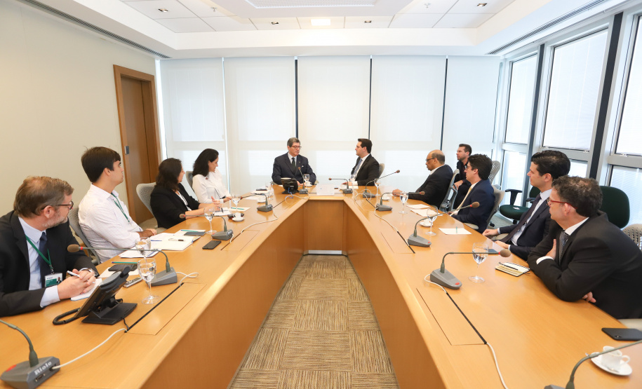 O governador Carlos Massa Ratinho Junior se reuniu nesta terça-feira (2) com o presidente do Banco Nacional do Desenvolvimento Econômico e Social (BNDES), Joaquim Levy, para buscar o apoio do banco a projetos desenvolvidos no Paraná. No encontro, no Rio de Janeiro, foram discutidos oportunidades de financiamentos para as áreas de infraestrutura, agronegócio, turismo e linhas de crédito para empreendedores. - Rio de Janeiro, 02/04/2019. Foto: Rodrigo Felix Leal/ANPr