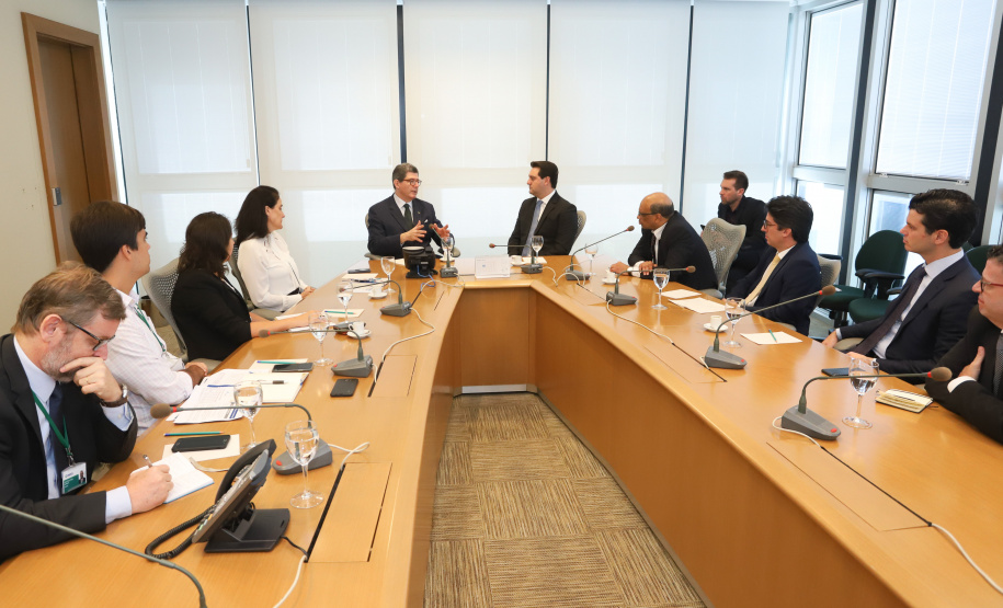 O governador Carlos Massa Ratinho Junior se reuniu nesta terça-feira (2) com o presidente do Banco Nacional do Desenvolvimento Econômico e Social (BNDES), Joaquim Levy, para buscar o apoio do banco a projetos desenvolvidos no Paraná. No encontro, no Rio de Janeiro, foram discutidos oportunidades de financiamentos para as áreas de infraestrutura, agronegócio, turismo e linhas de crédito para empreendedores. - Rio de Janeiro, 02/04/2019. Foto: Rodrigo Felix Leal/ANPr