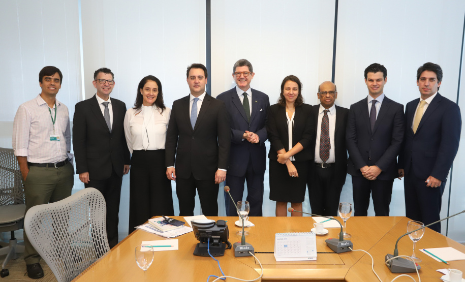 O governador Carlos Massa Ratinho Junior se reuniu nesta terça-feira (2) com o presidente do Banco Nacional do Desenvolvimento Econômico e Social (BNDES), Joaquim Levy, para buscar o apoio do banco a projetos desenvolvidos no Paraná. No encontro, no Rio de Janeiro, foram discutidos oportunidades de financiamentos para as áreas de infraestrutura, agronegócio, turismo e linhas de crédito para empreendedores. - Rio de Janeiro, 02/04/2019. Foto: Rodrigo Felix Leal/ANPr