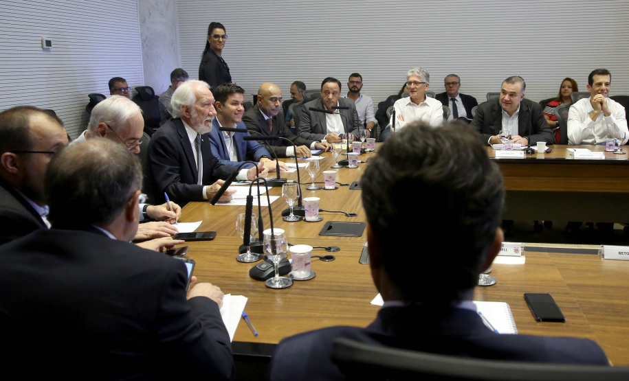 O Governo do Paraná, por meio da Secretaria da Justiça, Família e Trabalho, reforçou as ações de garantia de direitos, assistência social e apoio à geração empregos. Só nos três primeiros meses de gestão foram mais de 100 ações nesta área. O desempenho nesta área foi tema da reunião do vice-governador Darci Piana com o secretariado, realizada nesta terça-feira (2), no Palácio Iguaçu, em Curitiba. Curitiba, 02/04/2019  -  Foto: Jaelson Lucas/ANPr