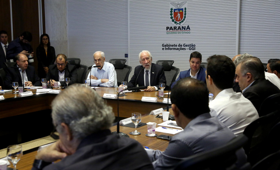 O Governo do Paraná, por meio da Secretaria da Justiça, Família e Trabalho, reforçou as ações de garantia de direitos, assistência social e apoio à geração empregos. Só nos três primeiros meses de gestão foram mais de 100 ações nesta área. O desempenho nesta área foi tema da reunião do vice-governador Darci Piana com o secretariado, realizada nesta terça-feira (2), no Palácio Iguaçu, em Curitiba. Curitiba, 02/04/2019  -  Foto: Jaelson Lucas/ANPr