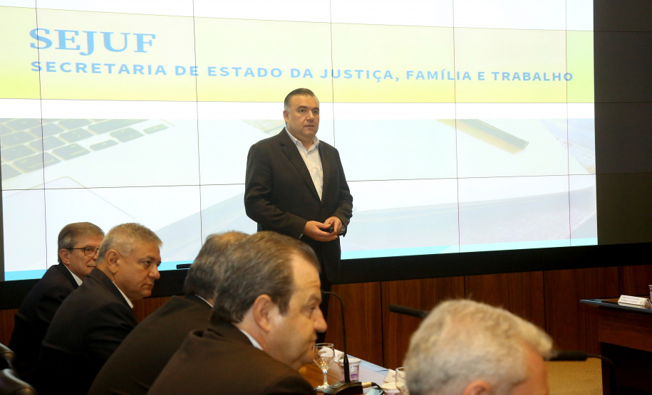 O Governo do Paraná, por meio da Secretaria da Justiça, Família e Trabalho, reforçou as ações de garantia de direitos, assistência social e apoio à geração empregos. Só nos três primeiros meses de gestão foram mais de 100 ações nesta área. O desempenho nesta área foi tema da reunião do vice-governador Darci Piana com o secretariado, realizada nesta terça-feira (2), no Palácio Iguaçu, em Curitiba. Curitiba, 02/04/2019  -  Foto: Jaelson Lucas/ANPr