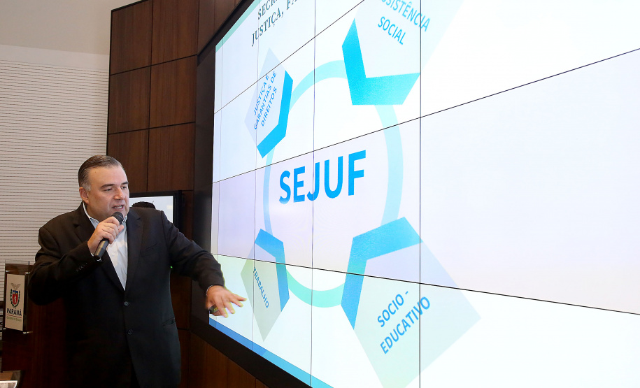O Governo do Paraná, por meio da Secretaria da Justiça, Família e Trabalho, reforçou as ações de garantia de direitos, assistência social e apoio à geração empregos. Só nos três primeiros meses de gestão foram mais de 100 ações nesta área. O desempenho nesta área foi tema da reunião do vice-governador Darci Piana com o secretariado, realizada nesta terça-feira (2), no Palácio Iguaçu, em Curitiba. Curitiba, 02/04/2019  -  Foto: Jaelson Lucas/ANPr