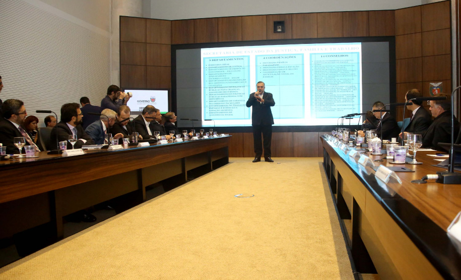 O Governo do Paraná, por meio da Secretaria da Justiça, Família e Trabalho, reforçou as ações de garantia de direitos, assistência social e apoio à geração empregos. Só nos três primeiros meses de gestão foram mais de 100 ações nesta área. O desempenho nesta área foi tema da reunião do vice-governador Darci Piana com o secretariado, realizada nesta terça-feira (2), no Palácio Iguaçu, em Curitiba. Curitiba, 02/04/2019  -  Foto: Jaelson Lucas/ANPr