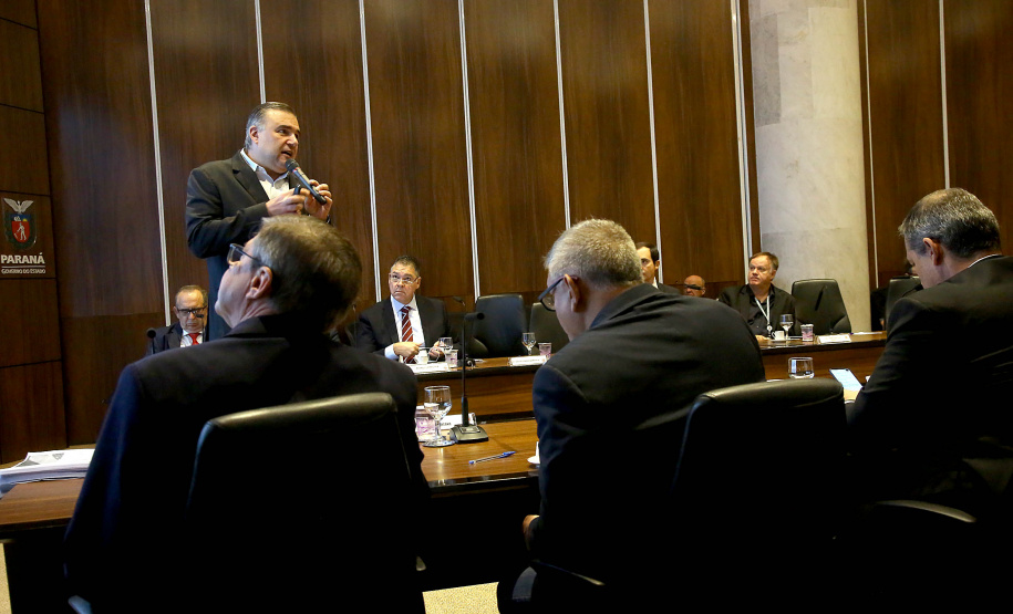 O Governo do Paraná, por meio da Secretaria da Justiça, Família e Trabalho, reforçou as ações de garantia de direitos, assistência social e apoio à geração empregos. Só nos três primeiros meses de gestão foram mais de 100 ações nesta área. O desempenho nesta área foi tema da reunião do vice-governador Darci Piana com o secretariado, realizada nesta terça-feira (2), no Palácio Iguaçu, em Curitiba. Curitiba, 02/04/2019  -  Foto: Jaelson Lucas/ANPr