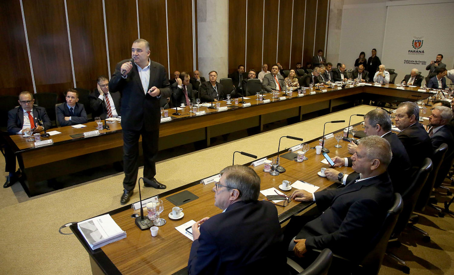 O Governo do Paraná, por meio da Secretaria da Justiça, Família e Trabalho, reforçou as ações de garantia de direitos, assistência social e apoio à geração empregos. Só nos três primeiros meses de gestão foram mais de 100 ações nesta área. O desempenho nesta área foi tema da reunião do vice-governador Darci Piana com o secretariado, realizada nesta terça-feira (2), no Palácio Iguaçu, em Curitiba. Curitiba, 02/04/2019  -  Foto: Jaelson Lucas/ANPr