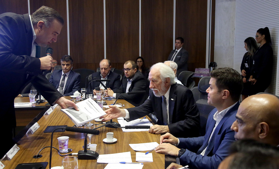 O Governo do Paraná, por meio da Secretaria da Justiça, Família e Trabalho, reforçou as ações de garantia de direitos, assistência social e apoio à geração empregos. Só nos três primeiros meses de gestão foram mais de 100 ações nesta área. O desempenho nesta área foi tema da reunião do vice-governador Darci Piana com o secretariado, realizada nesta terça-feira (2), no Palácio Iguaçu, em Curitiba. Curitiba, 02/04/2019  -  Foto: Jaelson Lucas/ANPr