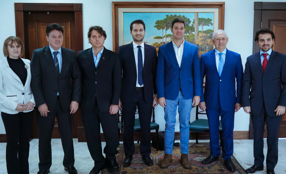 O chefe da Casa Civil, Guto Silva, e deputados da região Sudoeste trataram nesta terça-feira (02), em Curitiba, da recuperação da PR 280. Foto: Guilherme Flores/Casa Civil