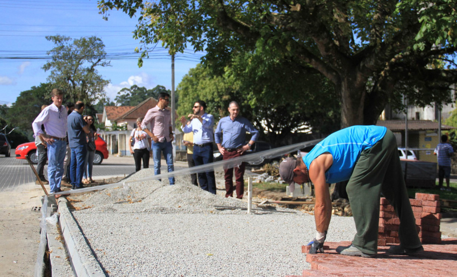 Paranacidade apresenta uso alternativo de pavimentação. O Superintendente executivo do Paranacidade, Álvaro Cabrini, durante vistoria a obras de revitalização de calçadas em Piraquara, na Região Metropolitana de Curitiba. Piraquara, 02/04/2019  -  Foto: Divulgação Sedu/Paranacidade