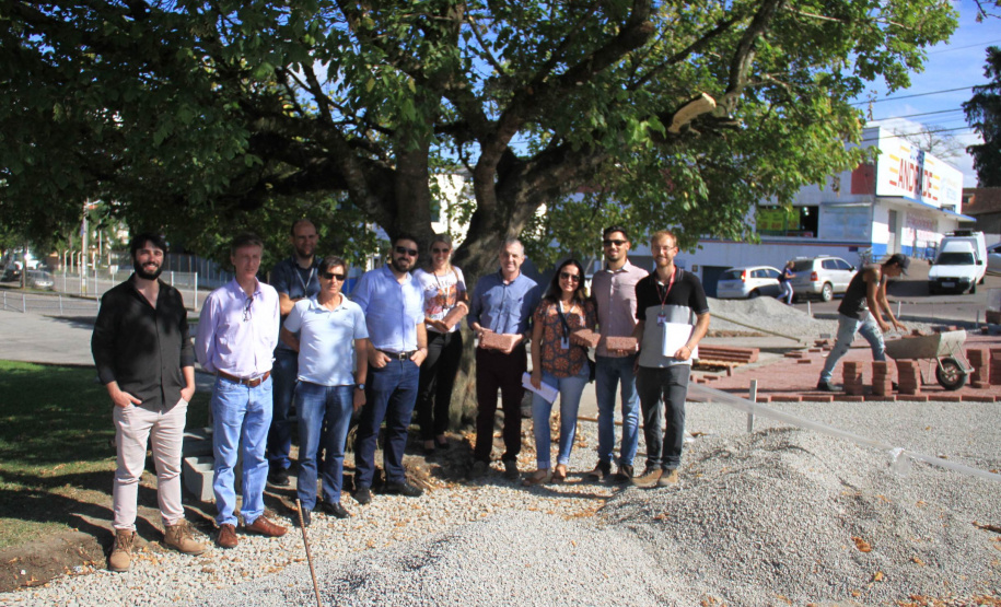 Paranacidade apresenta uso alternativo de pavimentação. O Superintendente executivo do Paranacidade, Álvaro Cabrini, durante vistoria a obras de revitalização de calçadas em Piraquara, na Região Metropolitana de Curitiba. Piraquara, 02/04/2019  -  Foto: Divulgação Sedu/Paranacidade