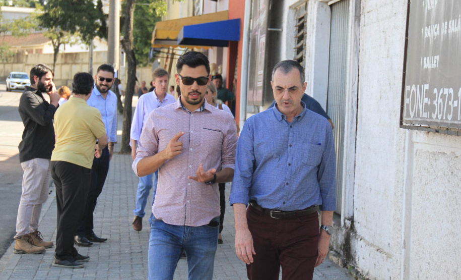 Paranacidade apresenta uso alternativo de pavimentação. O Superintendente executivo do Paranacidade, Álvaro Cabrini, durante vistoria a obras de revitalização de calçadas em Piraquara, na Região Metropolitana de Curitiba. Piraquara, 02/04/2019  -  Foto: Divulgação Sedu/Paranacidade